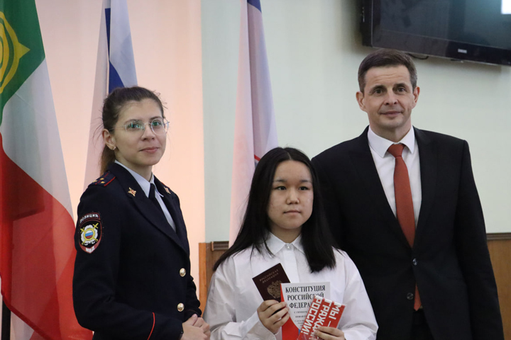 Школьникам Абакана вручили паспорта гражданина Российской Федерации